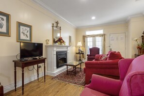Cottage, 3 Bedrooms, Non Smoking | Desk, iron/ironing board, free WiFi, bed sheets