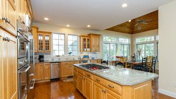 冰箱、微波炉、烤箱、炉灶