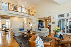 Smart TV, fireplace, DVD player, books - Beautiful New Seabury Home in Mashpee (Mashpee)