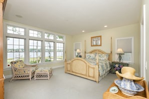 4 bedrooms, desk, iron/ironing board, travel cot
