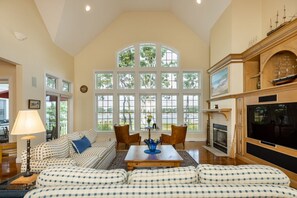 Smart TV, fireplace, DVD player, books - Beautiful New Seabury Home in Mashpee (Mashpee)