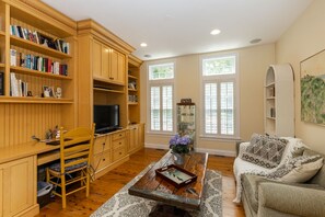 Smart TV, fireplace, DVD player, books - Beautiful New Seabury Home in Mashpee (Mashpee)