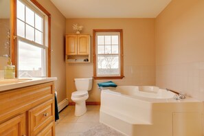 Hair dryer, towels - Comfy Tiverton Home Near Newport & Beaches! (Tiverton)
