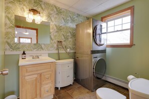 Hair dryer, towels - Comfy Tiverton Home Near Newport & Beaches! (Tiverton)
