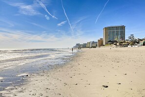 On the beach - Oceanfront Myrtle Beach Condo w/ Balcony! (Myrtle Beach)