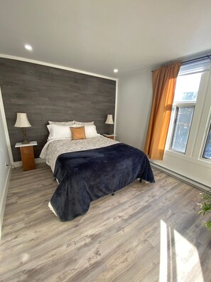 2 chambres, fer et planche à repasser, lit de bébé portatif