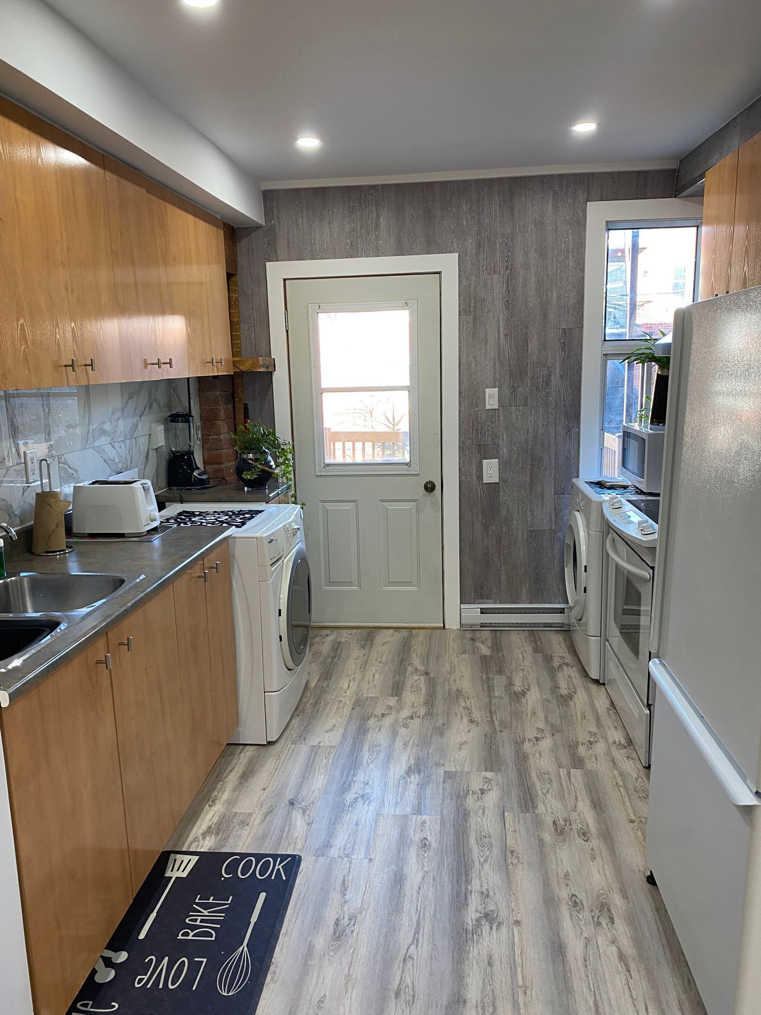 Fridge, microwave, coffee/tea maker, electric kettle