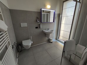 Superior Double Room | Bathroom | Shower, hair dryer, slippers, towels - Therra Lodge (Preganziol)