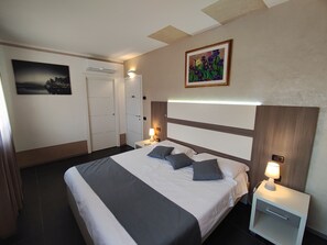 Superior Double or Twin Room | Individually decorated, individually furnished, desk, laptop workspace - Therra Lodge (Preganziol)