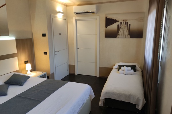 Habitación superior con 1 cama doble o 2 individuales | Decoración individual, mobiliario individual, escritorio