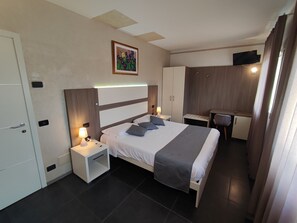 Superior Double or Twin Room | Individually decorated, individually furnished, desk, laptop workspace - Therra Lodge (Preganziol)