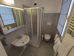 Standard Double Room | Bathroom | Shower, hair dryer, slippers, towels - Therra Lodge (Preganziol)