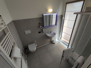 Superior Double Room | Bathroom | Shower, hair dryer, slippers, towels - Therra Lodge (Preganziol)