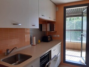 Jääkaappi, mikroaaltouuni, uuni, liesi