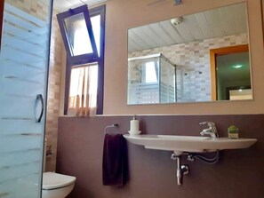 Hiustenkuivaaja, pyyhkeet, saippua, sampoo