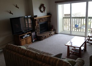 Smart TV, chimenea, videojuegos y reproductor de DVD 