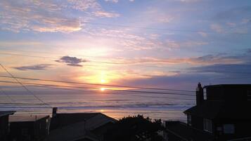 Beach nearby, sun loungers, beach towels