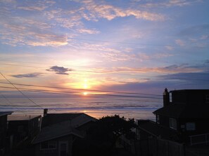 Playa en los alrededores, camastros y toallas de playa 