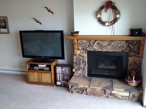 Smart TV, chimenea, videojuegos y reproductor de DVD