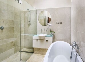 Dusche, Haartrockner, Handtücher, Seife