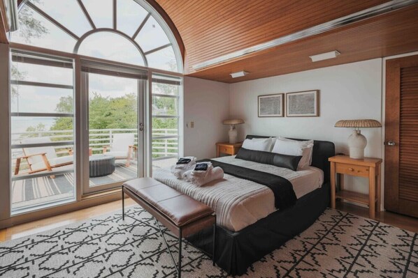 Desk, travel crib, WiFi, bed sheets