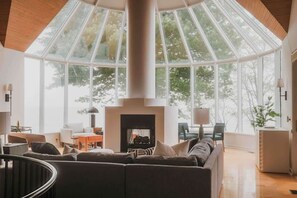 TV, caminetto, studio