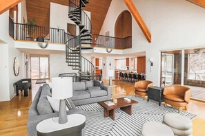 TV, caminetto, studio