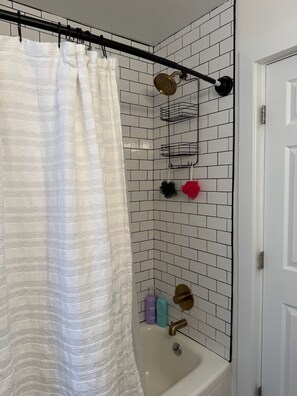 Hair dryer, towels, soap, shampoo - Modern 1 BR apt | Close to everything | Whitesboro (Whitesboro)
