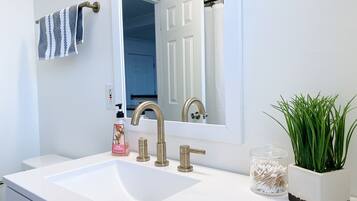 Haartrockner, Handtücher, Seife, Shampoo