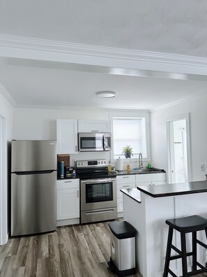 Geladeira, micro-ondas, fogão, cooktop