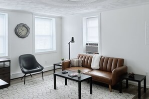 Smart TV, books - Modern 1 BR apt | Close to everything | Whitesboro (Whitesboro)