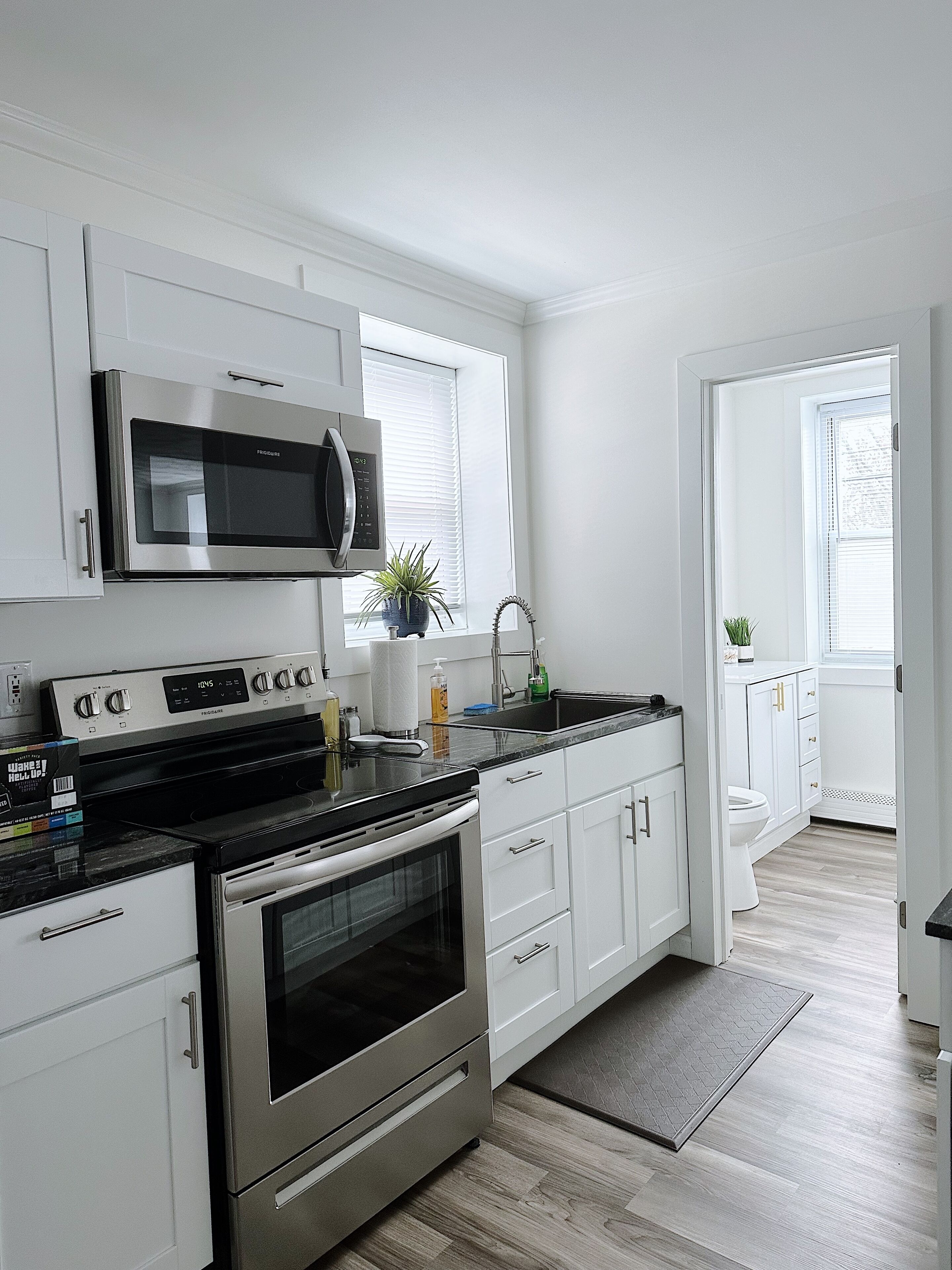 Frigorífico, microondas, horno y placa de cocina