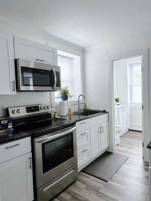 Een koelkast, een magnetron, een oven, een kookplaat