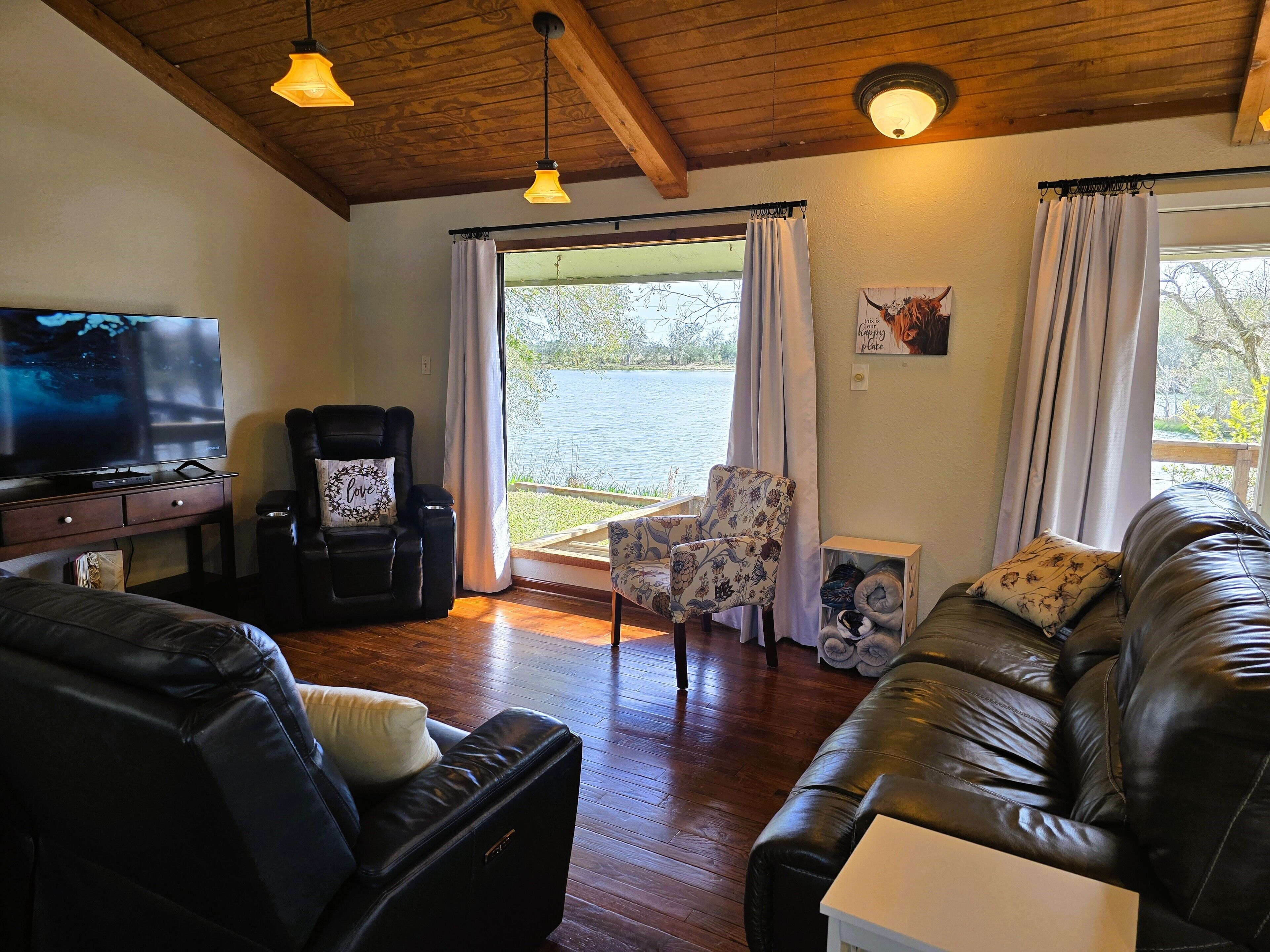 Een smart-tv, een dvd-speler en boeken