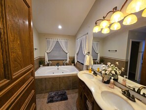 Dusche, Whirlpool, Haartrockner, Handtücher