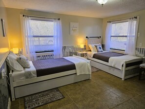 5 Schlafzimmer, Schreibtisch, Bügeleisen/Bügelbrett, kostenloses WLAN