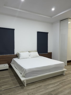 4 bedrooms, internet, bed sheets