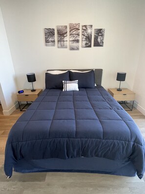 1 bedroom, WiFi, bed sheets - Luxurious High-rise w/Balcony (Phoenix)