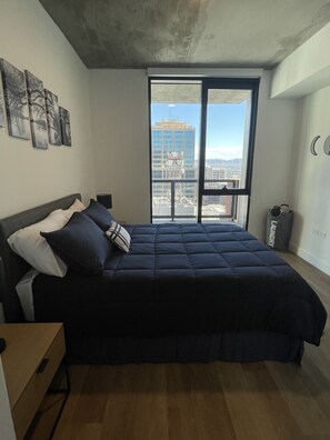 1 bedroom, WiFi, bed sheets - Luxurious High-rise w/Balcony (Phoenix)