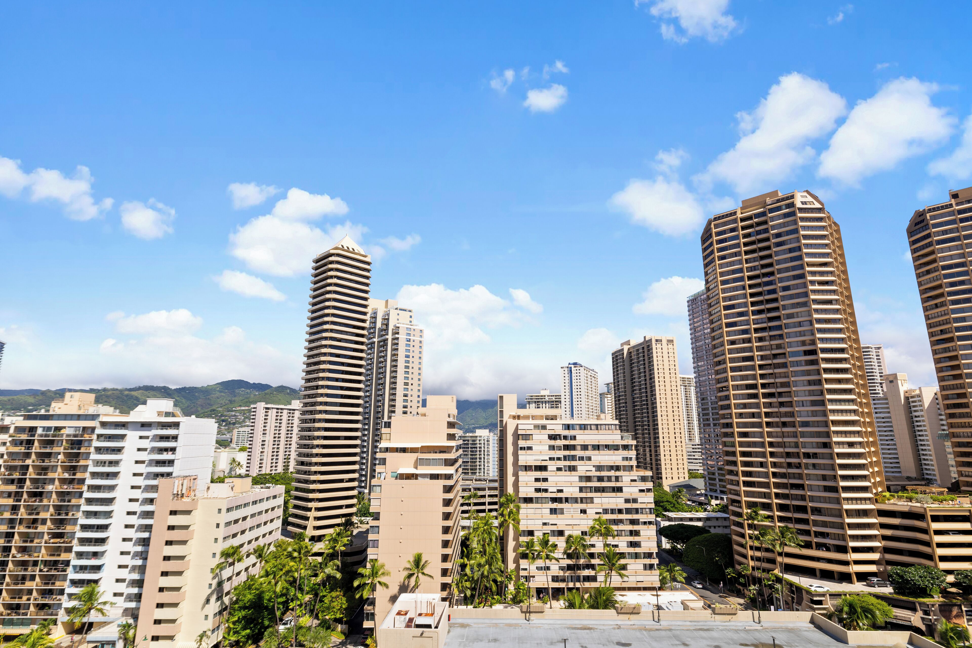 Una zona urbana con edificios altos, incluyendo un distintivo rascacielos curvo y varios edificios altos rectangulares.