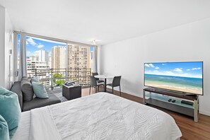 Studio, 1 giường cỡ queen, không hút thuốc, quang cảnh thành phố | Khu phòng khách | TV 32-inch có truyền hình cáp 