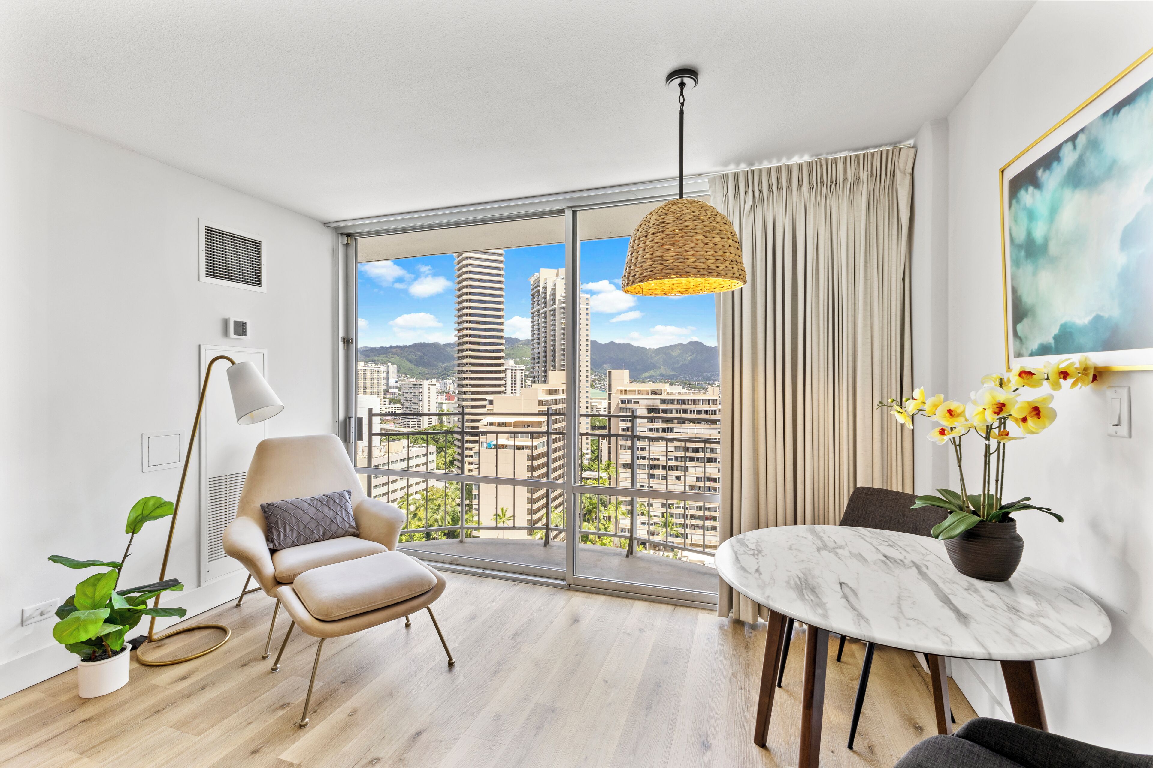 Estudio, 1 cama Queen size, para no fumadores, vista a la ciudad | Tabla de planchar con plancha, wifi gratis y ropa de cama 