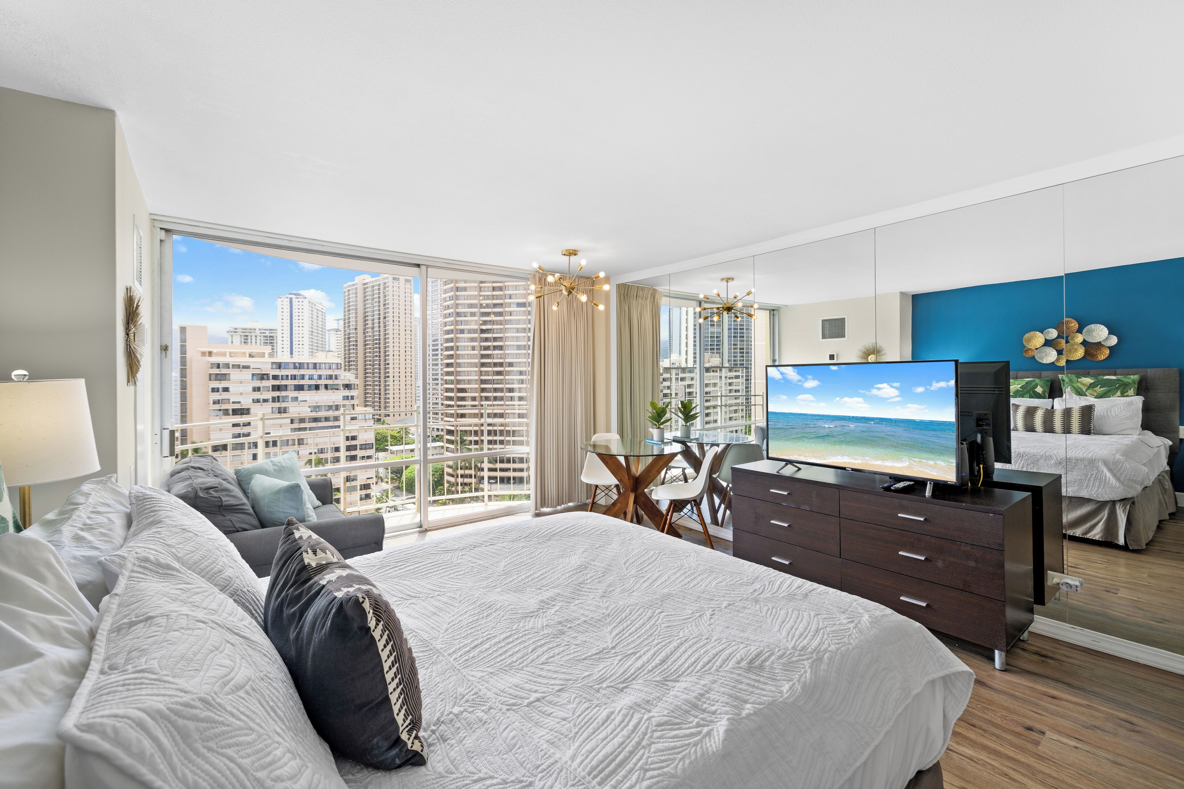 Estudio, 1 cama Queen size, para no fumadores, vista a la ciudad | Tabla de planchar con plancha, wifi gratis y ropa de cama 