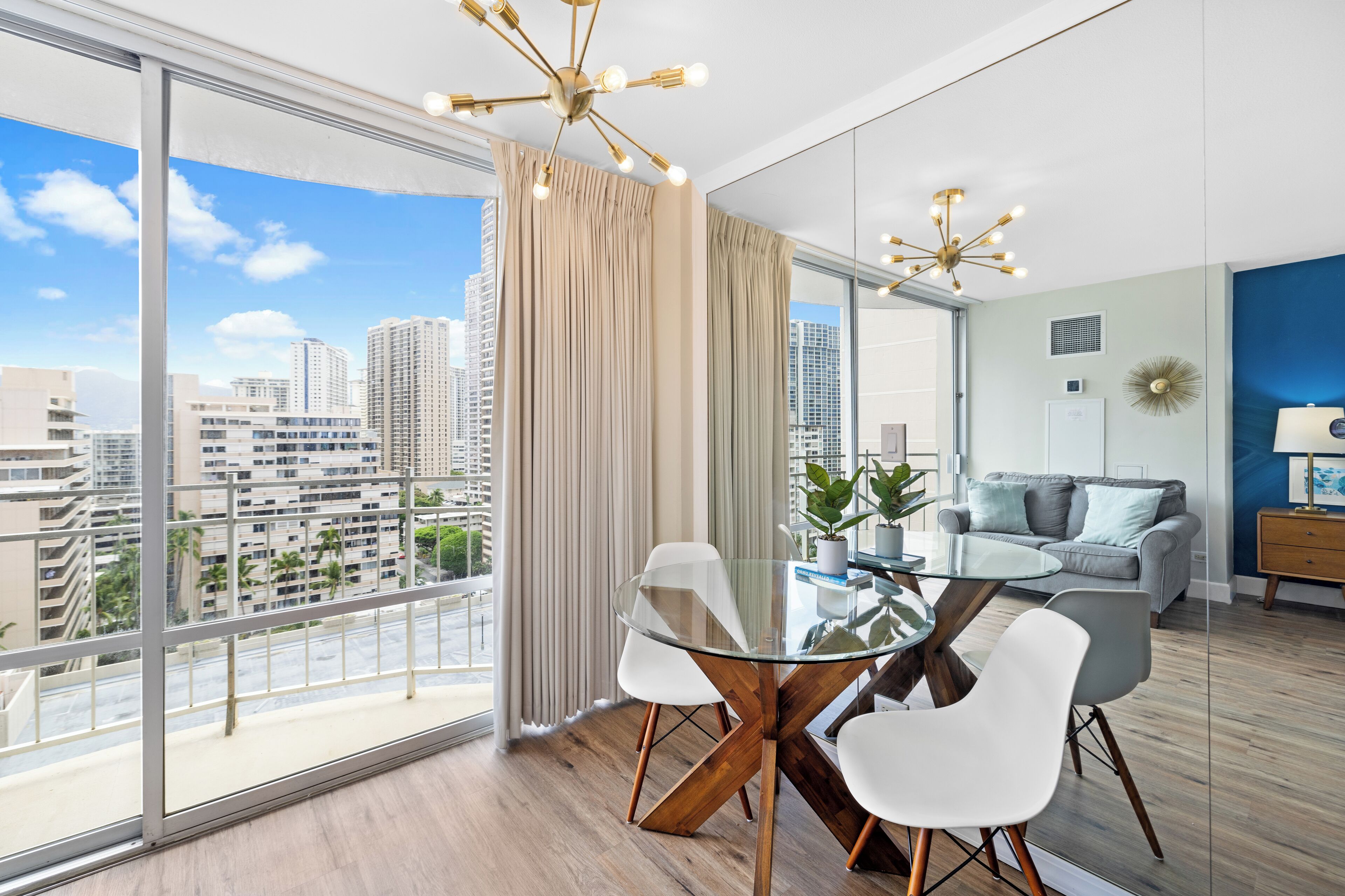 Estudio, 1 cama Queen size, para no fumadores, vista a la ciudad | Área de sala de estar | Televisión de 32 pulgadas con canales por cable 