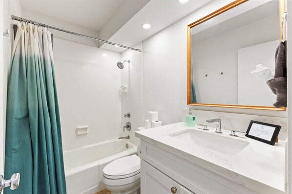 Ein modernes Badezimmer mit Dusche, Toilette und Waschbecken.