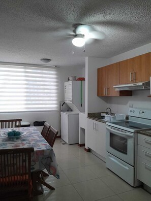 Mikrobølgeovn, ovn, kaffetrakter/tekoker og brødrister