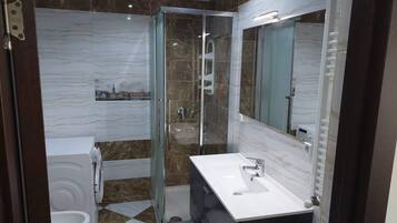 Douche, articles de toilette gratuits, sèche-cheveux, peignoirs