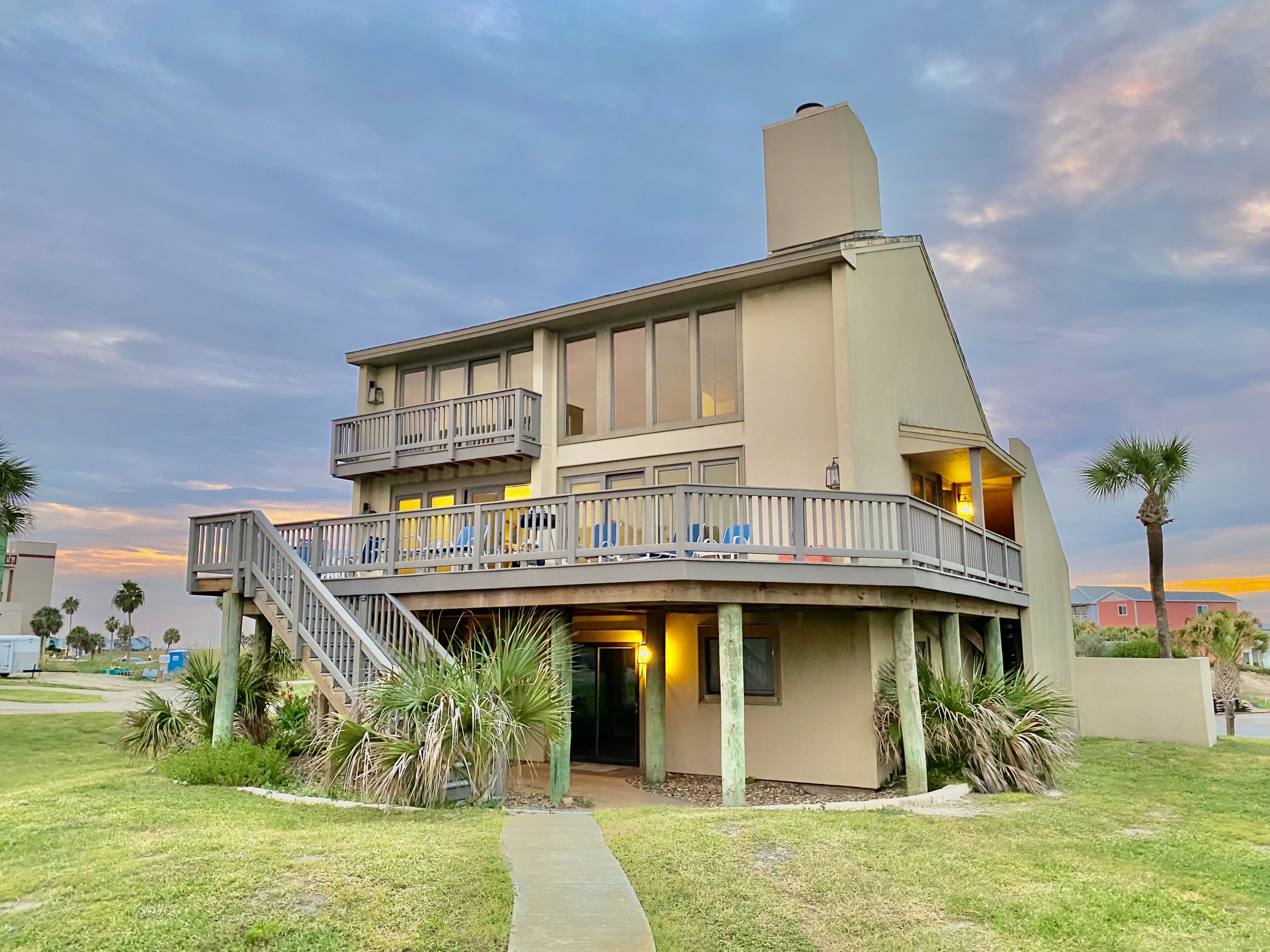 Discounted Fall Rates! Steps to the Beach! 