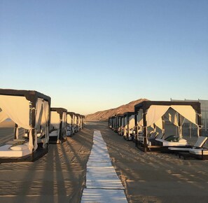 Plage à proximité, chaises longues, serviettes de plage