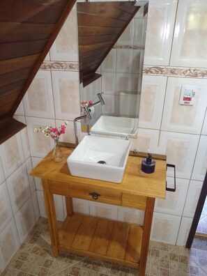 Familie chalet, 1 slaapkamer | Badkamer | Een douche, handdoeken